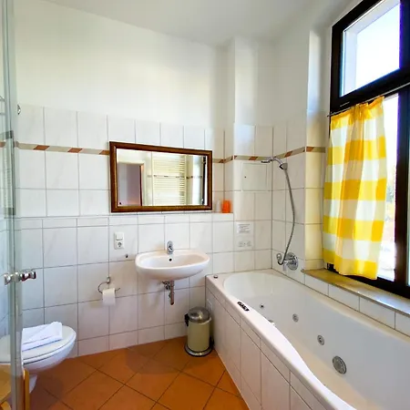 'kaiserliche' Mit 3 Sz, 2 Badern Und Whirlwanne Heringsdorf